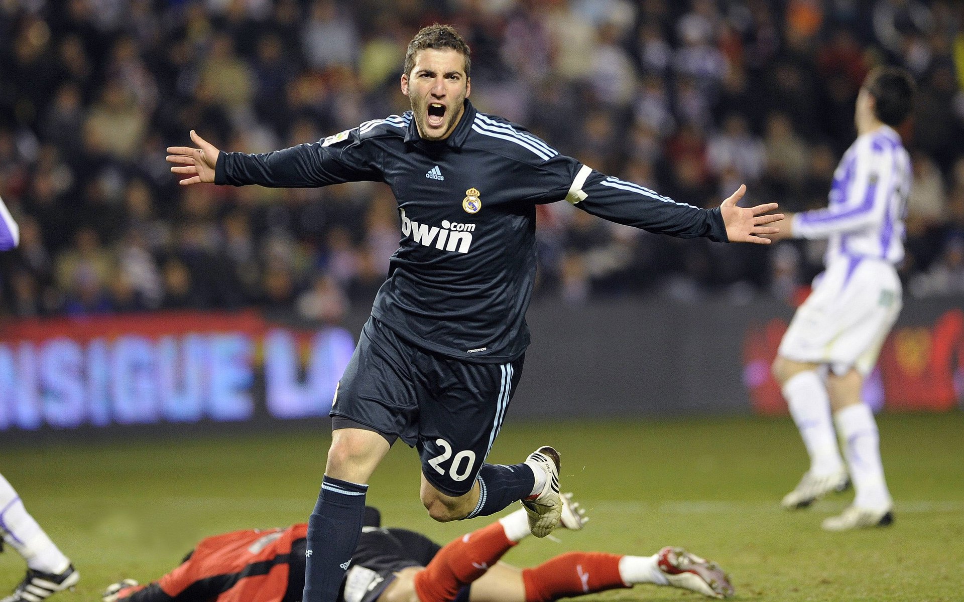 九游娱乐电竞站-社区足球活动丰富多彩，推动全民健身行动，足球进社区活动策划书